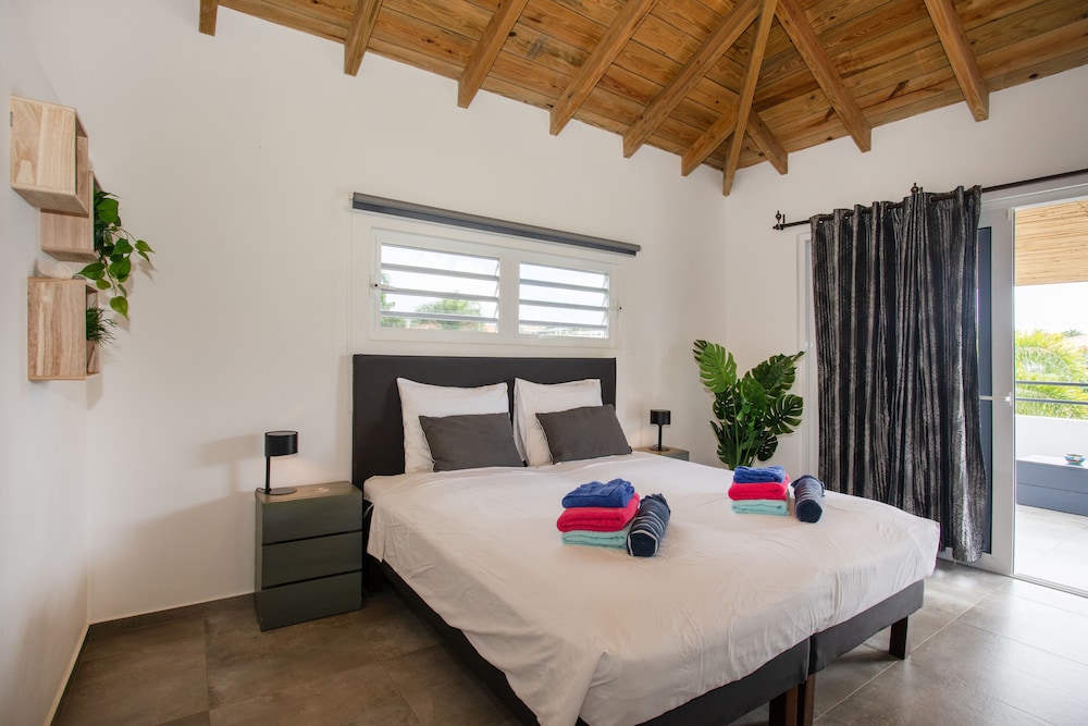 Casa Maria Curacao. Luxury 6 Bedroom Villa Next to Supermarket & Jan Thiel Beach view 5