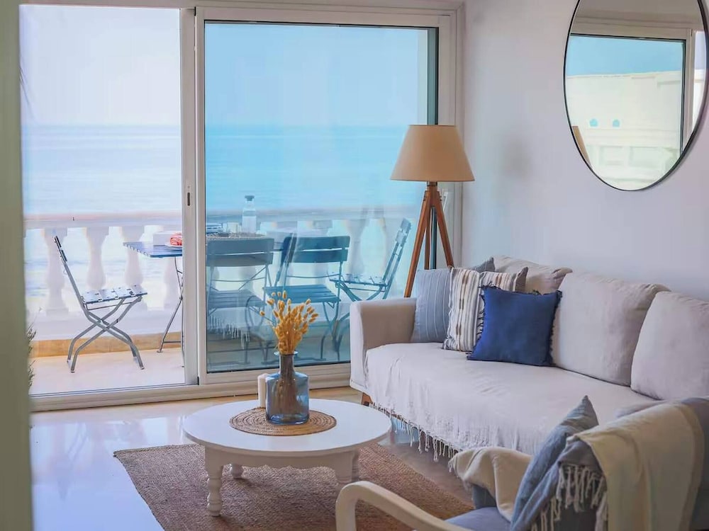 La Vague Bleue Apartment With Feet in the Water