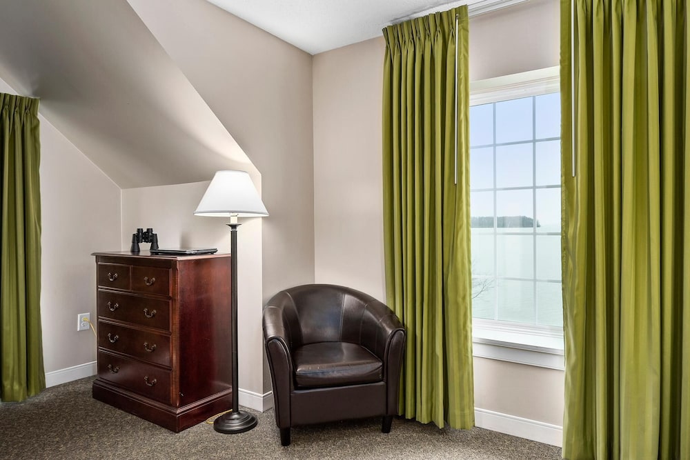 Top Floor Deluxe Suite Bay View view 3
