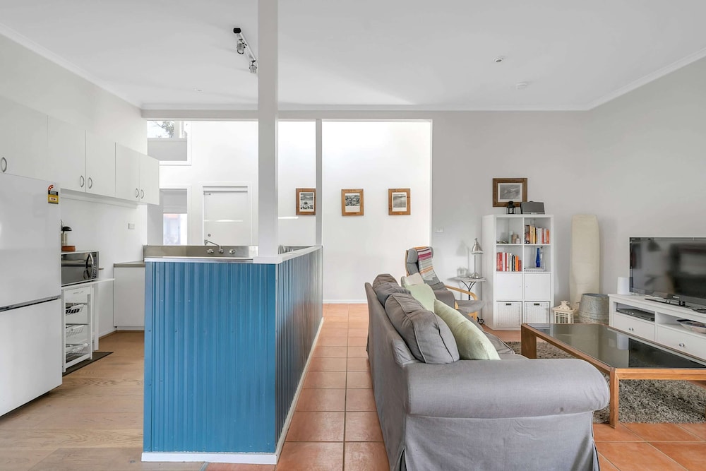 Cosy Getaway With Fireplace and Spacious Backyard