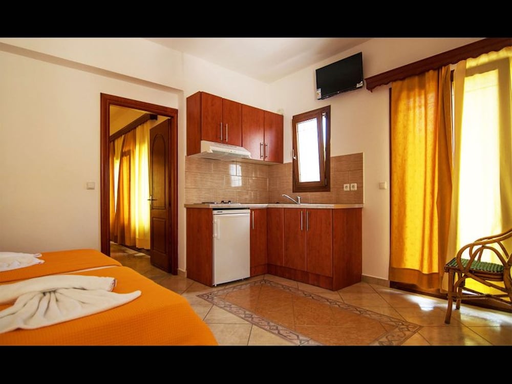 A Spacious and Bright Studio With Balcony photo 5