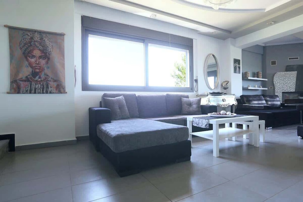 Villa Erytha - Serene Retreat With Views Garden