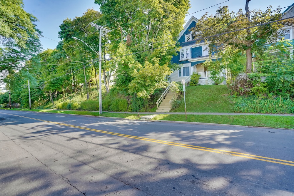 Walk to Syracuse Campus: Family-friendly Home! view 3