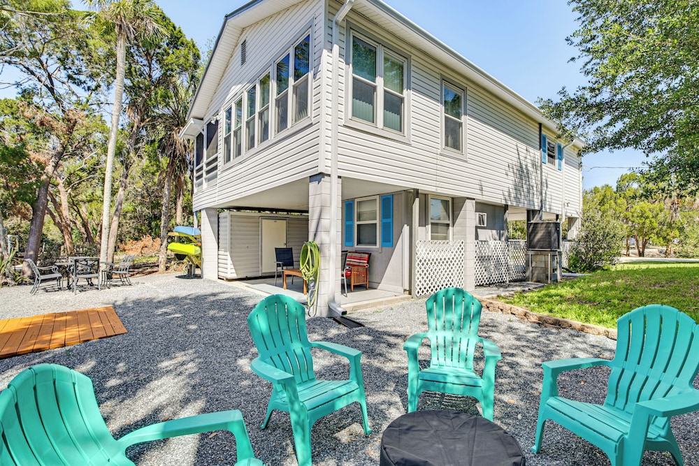 Outdoor Oasis: Canal-front Home in Crystal River