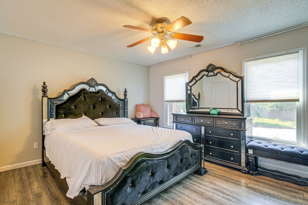 Residential Cul-de-sac: Suburban Memphis Hideaway!