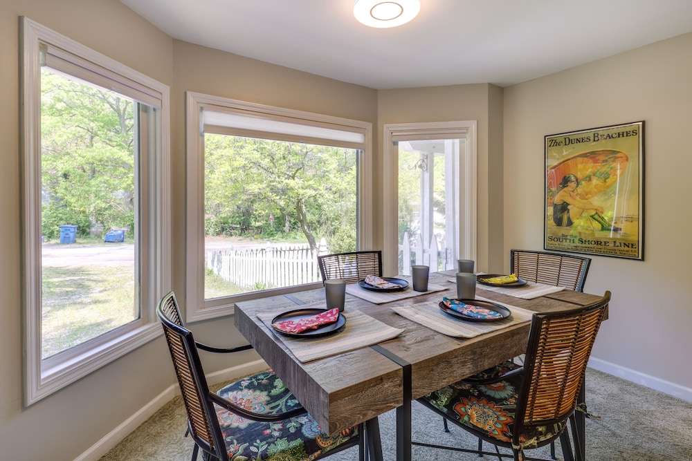 Gary Cottage w/ Outdoor Dining Areas - Near Beach!