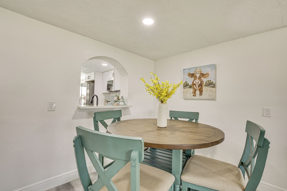 Canal-front Holiday Home Near Beach: Swim & Paddle