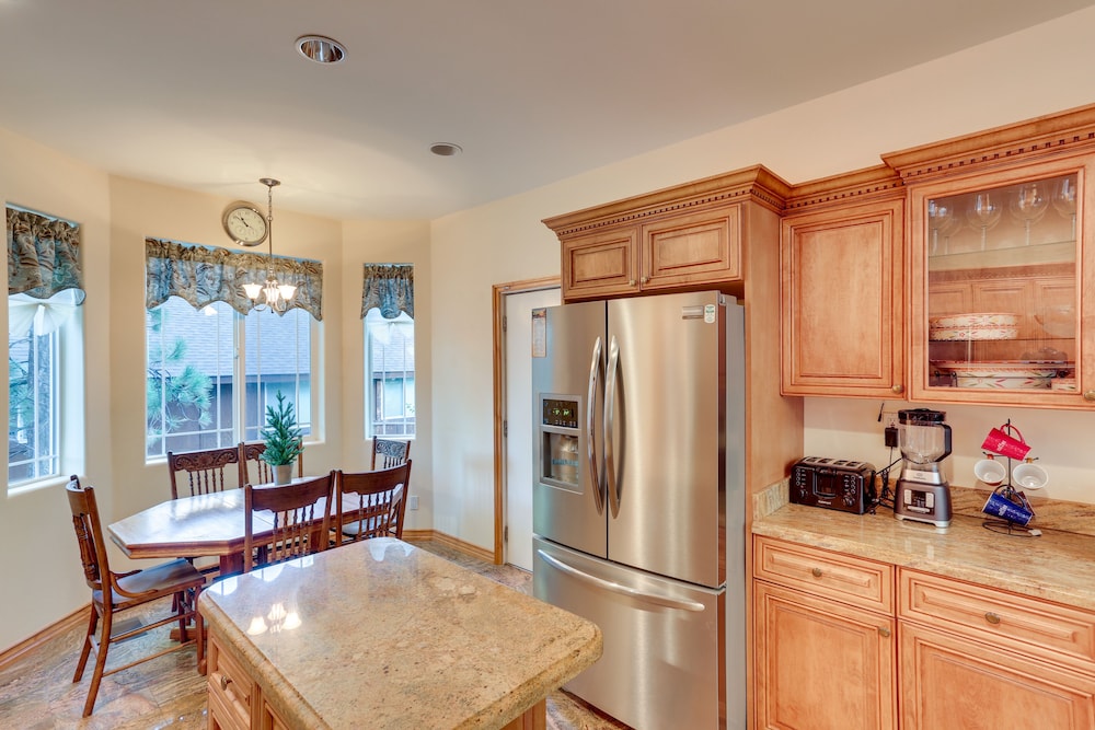 Spacious Big Bear Home w/ Game Room + Hot Tub!