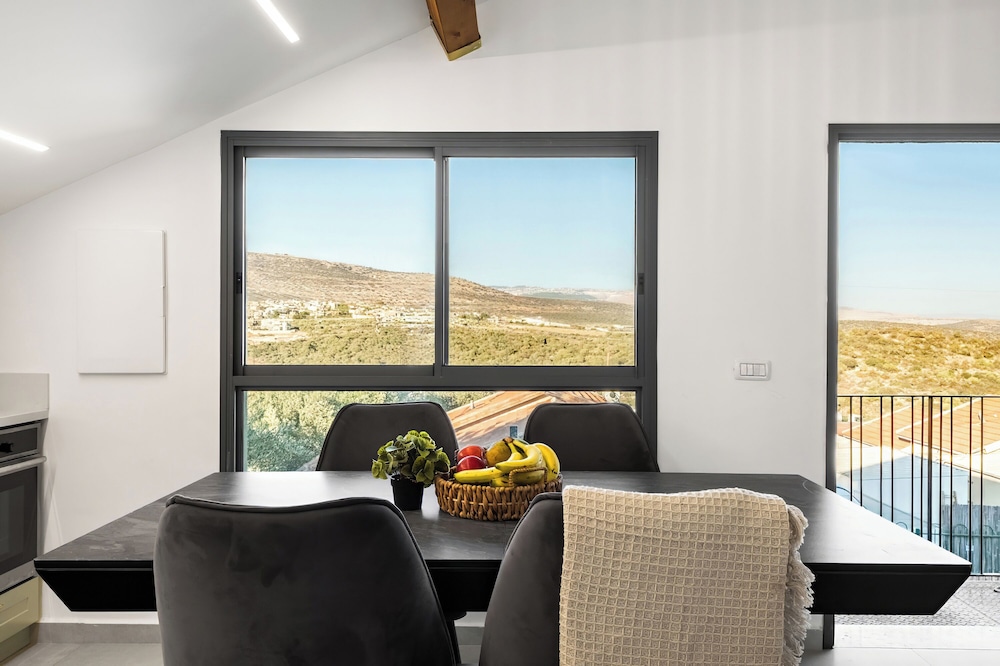 Sunny Hilltop Hideaway by Sea N' Rent