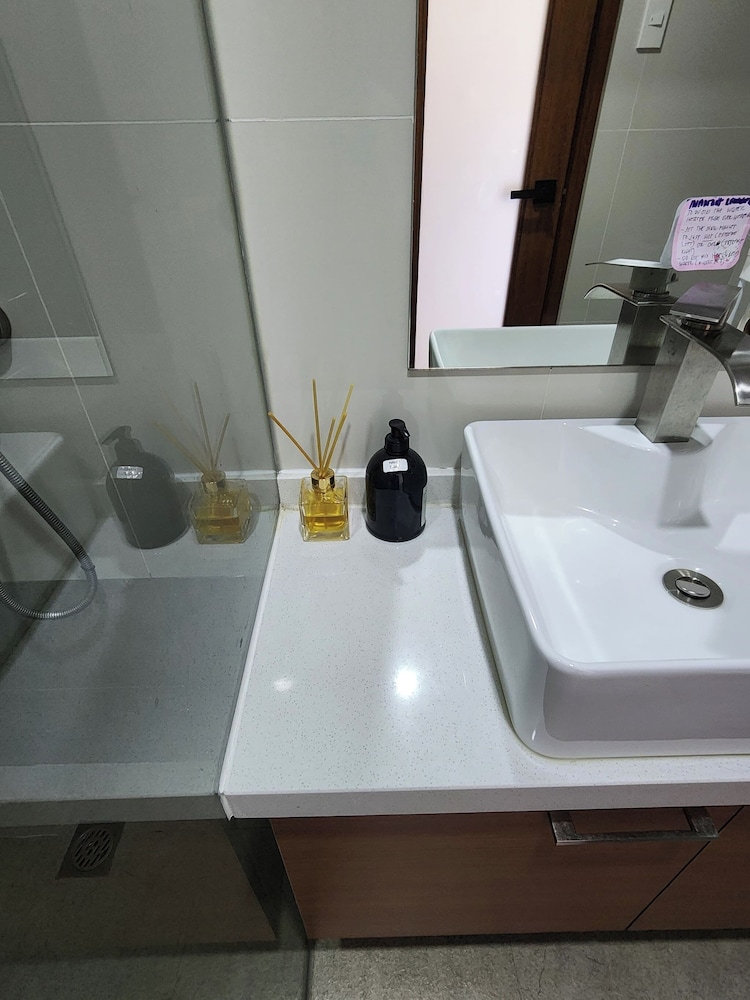 Cozy 1BR Condo in Mandaluyong City With City Skyline View
