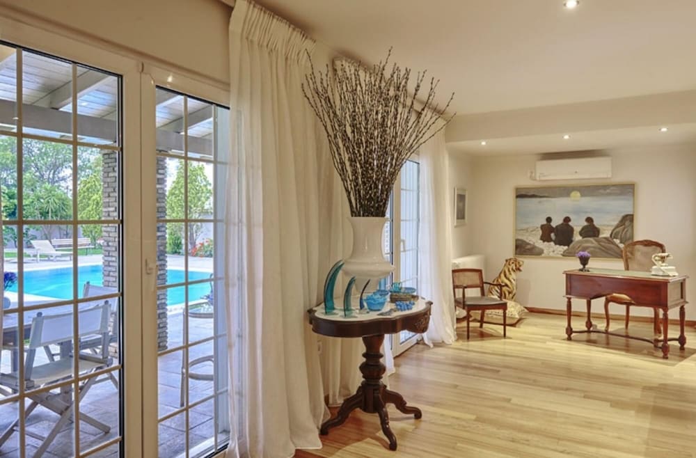 Luxury 4 Bdrm Villa With Pvt Pool on the Beach photo 3