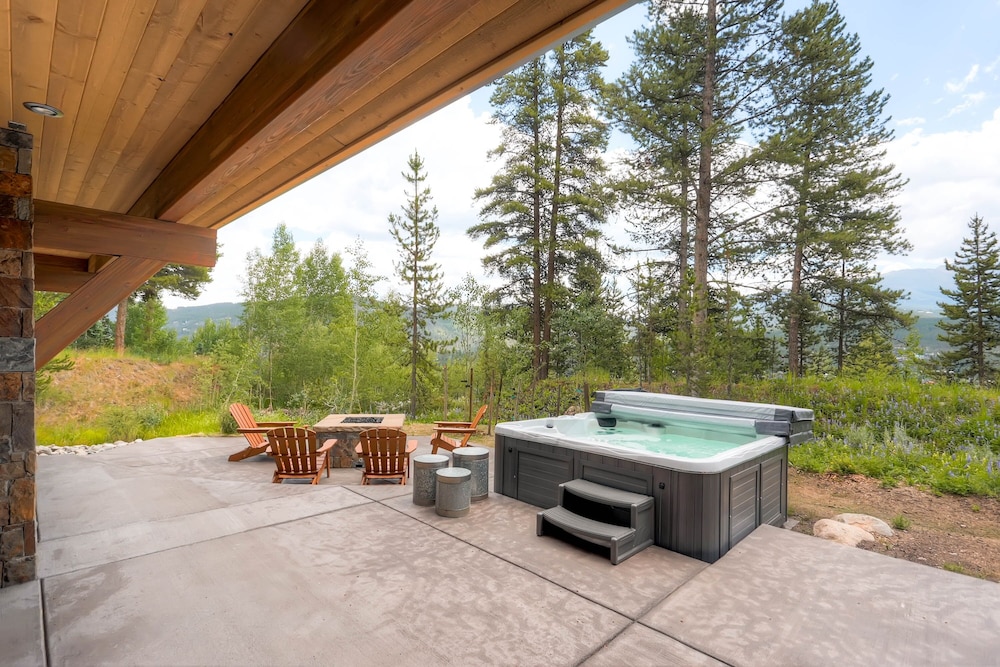 Sunrise Ski Haus 4 Bedroom Home by RedAwning