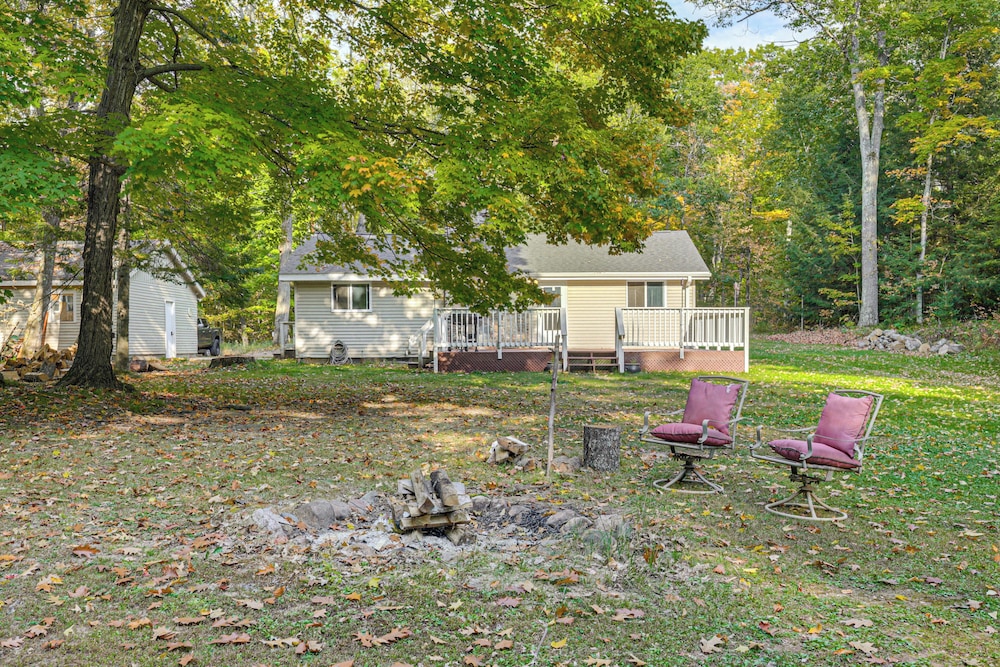 4 Mi to Lake: Secluded Northwoods Getaway