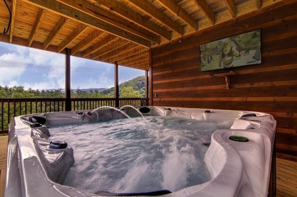 Rocky Top Lodge - 9 Bedrooms, 8 Baths, Sleeps 40 Home by Redawning