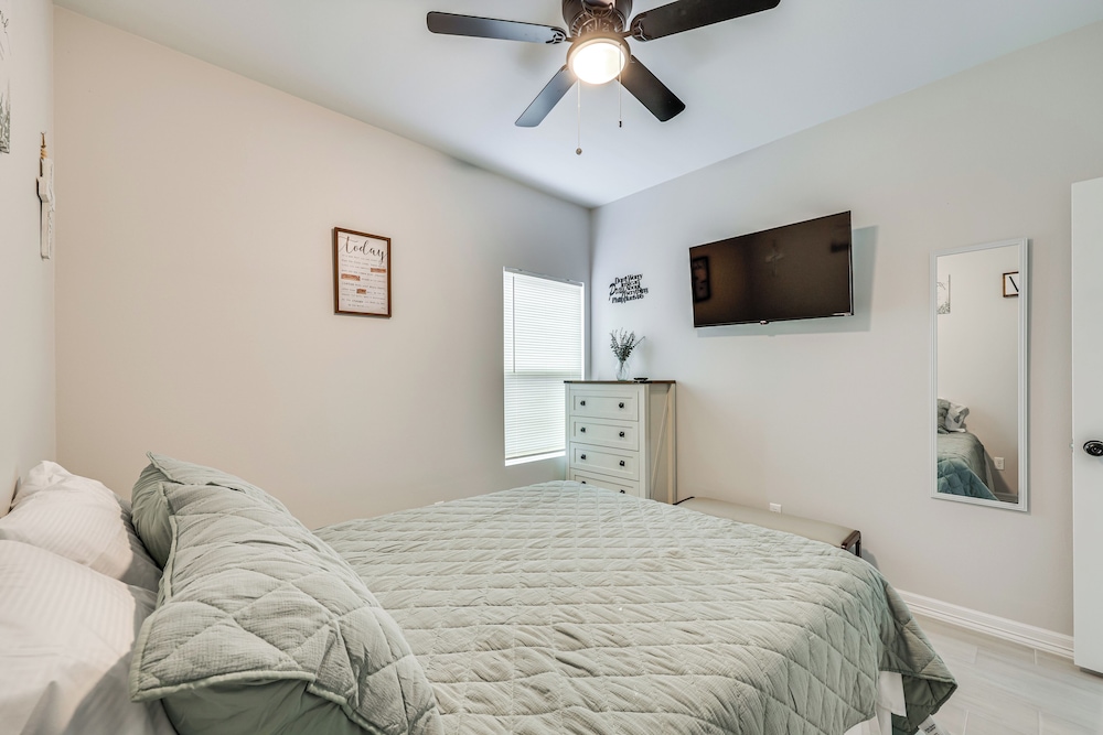4 Mi to Dtwn: Modern Apartment in Edinburg!
