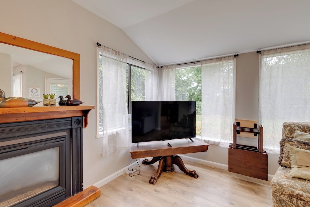 Walk to Main Avenue: Cozy Unit in Warrenton