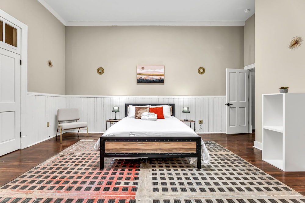 Elm St. Retro Retreat - Downtown Condo view 4