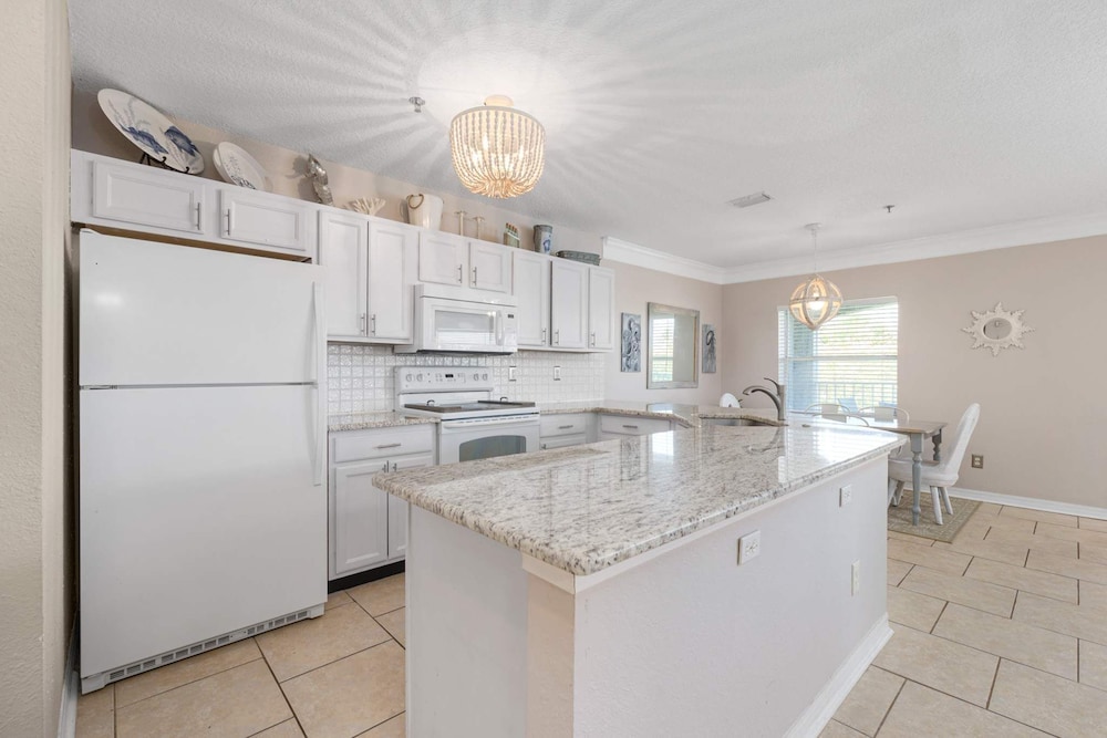 Seaside Haven: Stylish Condo, 3 Pools New Rental
