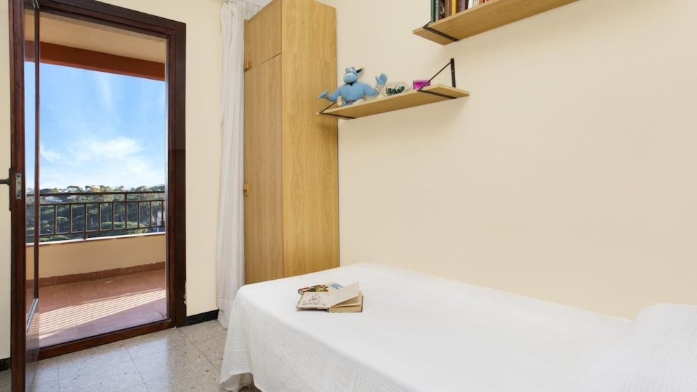 Vila Maer in Blanes With 5 Bedrooms and 2 Bathrooms