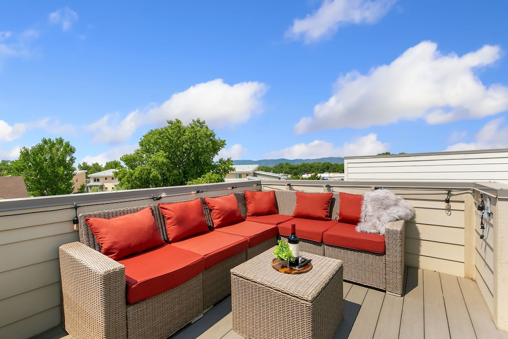 The Cycle Haus - Rooftop Deck With Hot Tub & Views