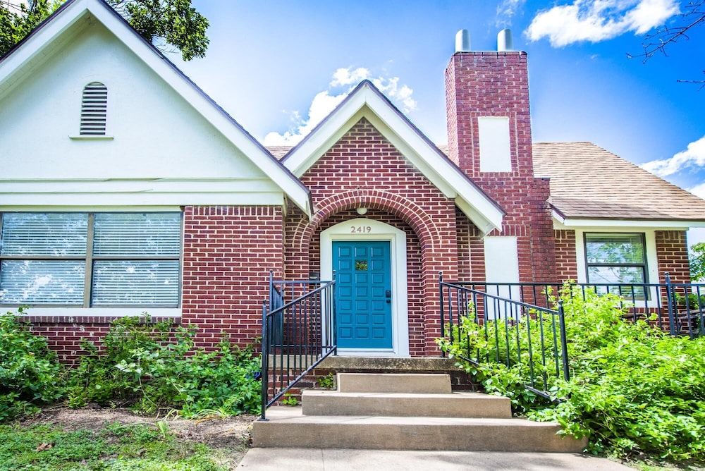 Hotel Newly Updated Cozy 1927 Uptown Tudor 4 min to Magnolia - Image 1