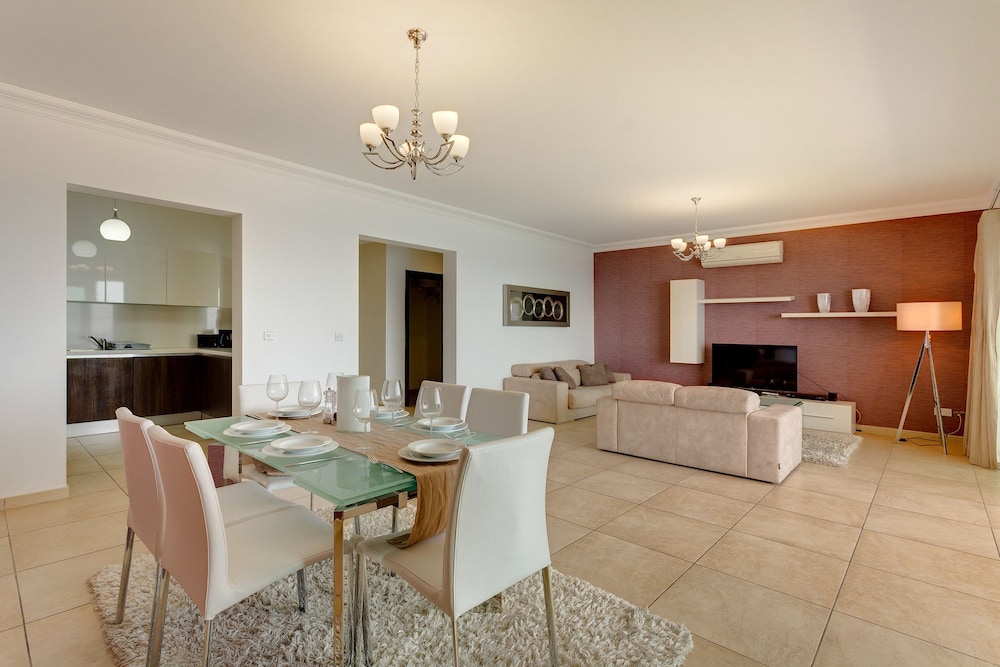 Seaview 3BR Apart inc Pool, Fort Cambridge Sliema