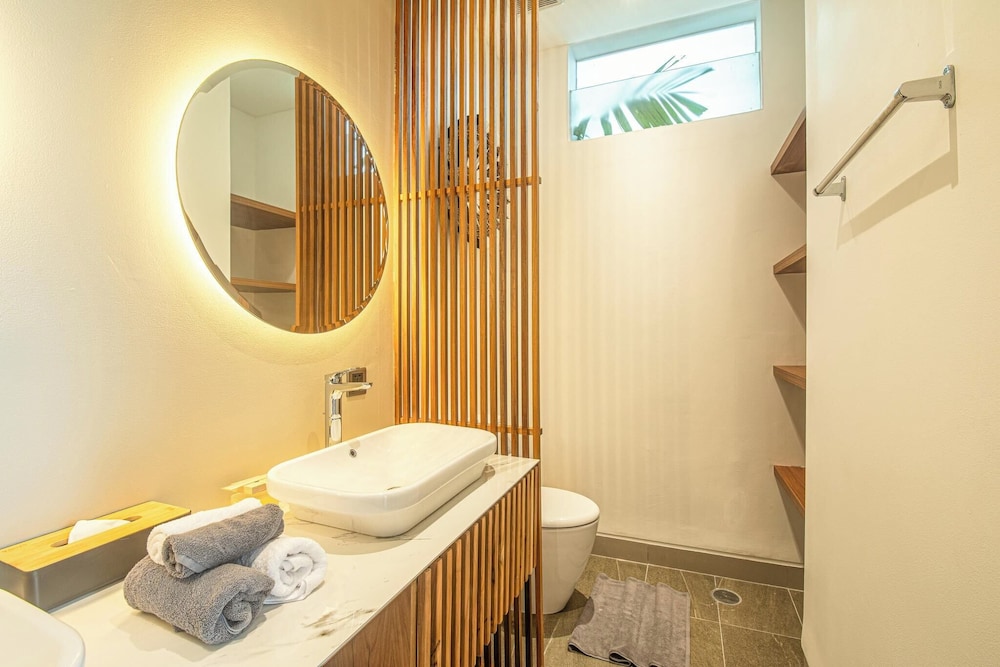 Luxury 5BR Retreat, 400m From Café Del Mar Shore