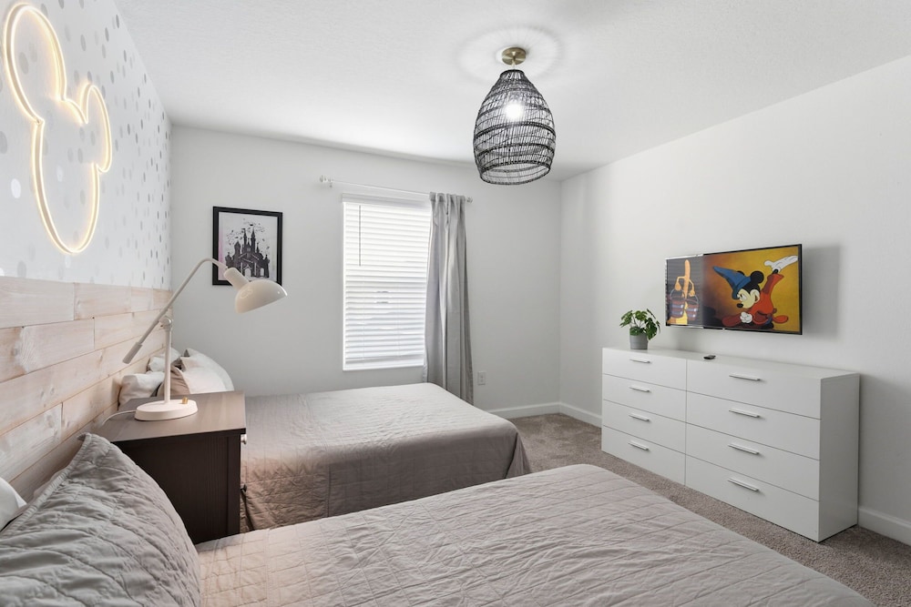 Chic 4BR Disney Retreat With Pool Mickey Rooms