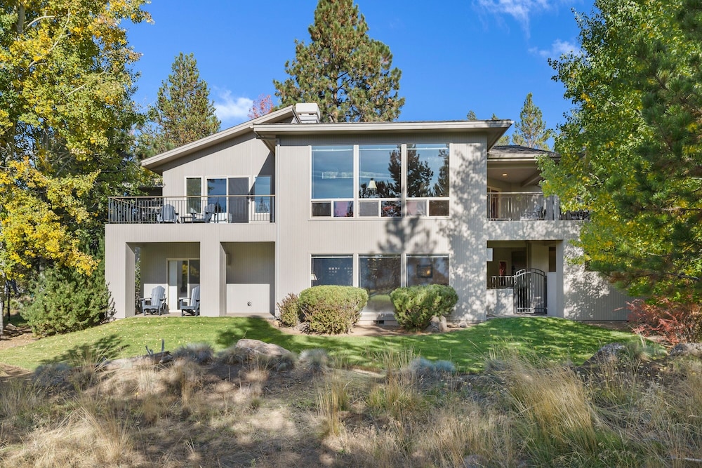 11 Tournament 5 Bedroom Home by RedAwning