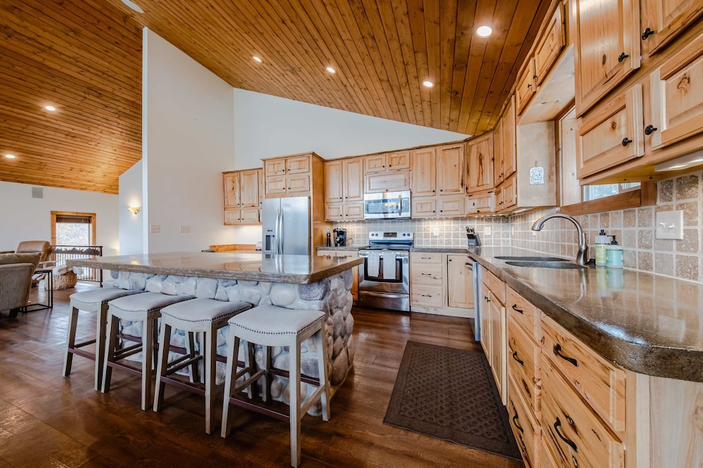 Flathead River Retreat For 15!