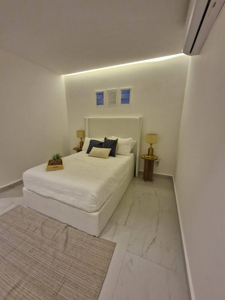 Super Cute Flat on 5th Ave in PdC Steps From Beach