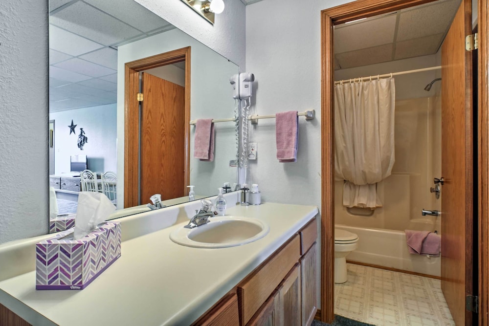 Cozy Branson Townhome 1 Mi to Silver Dollar City! - Property Image 2