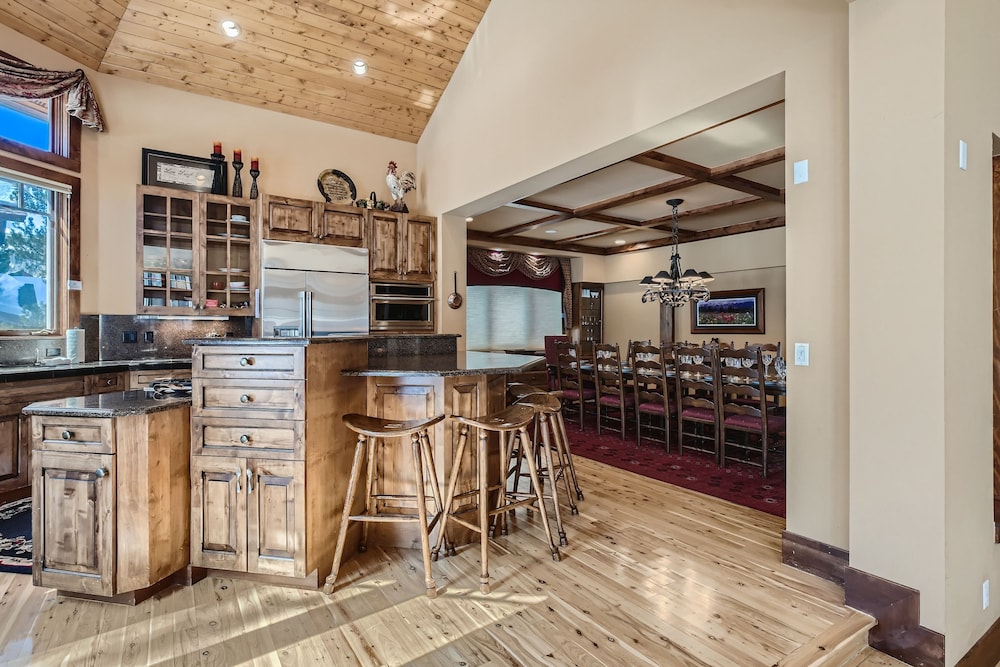 Marksberry Lodge 4 Bedroom Home by RedAwning