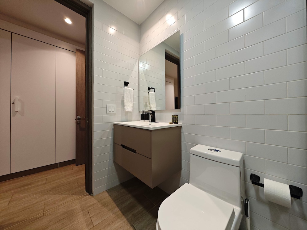 w Grandiose 1BR w Balcony in Casco Viejo