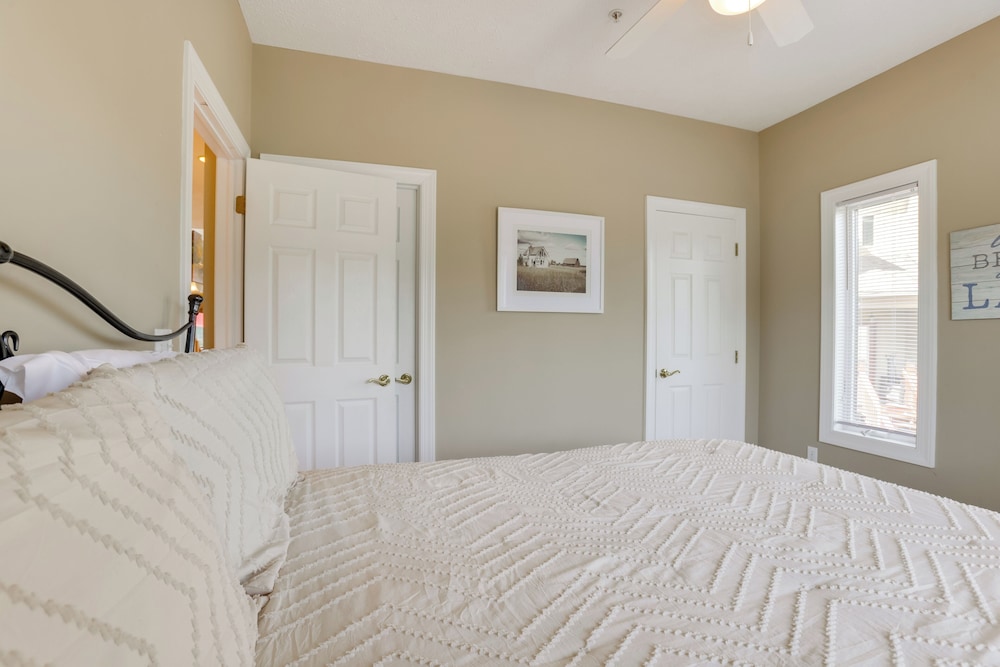 < Half-mi to Lake: Townhome w/ Hot Tub in Mchenry!