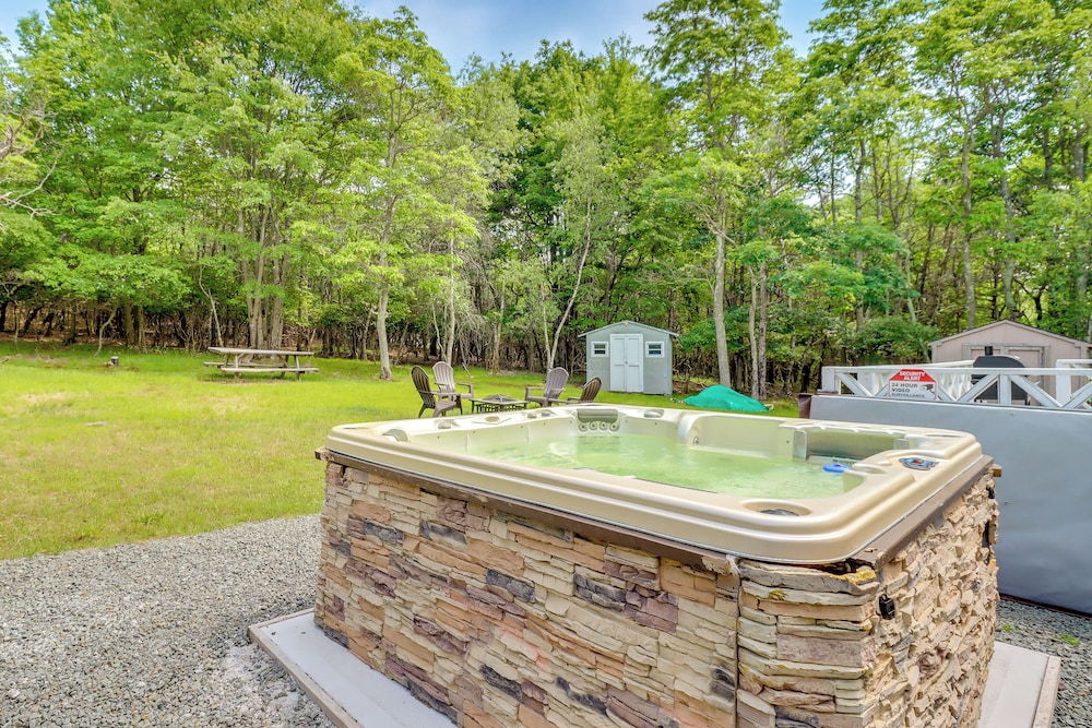 Community Pools & Hot Tub: Albrightsville Cottage!
