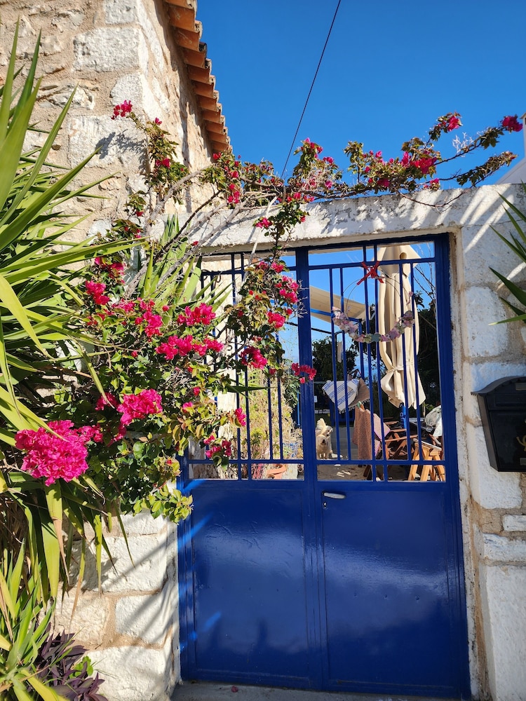 GARDEN APARTMENT (ELECTRIC CAR CHARGING STATION)