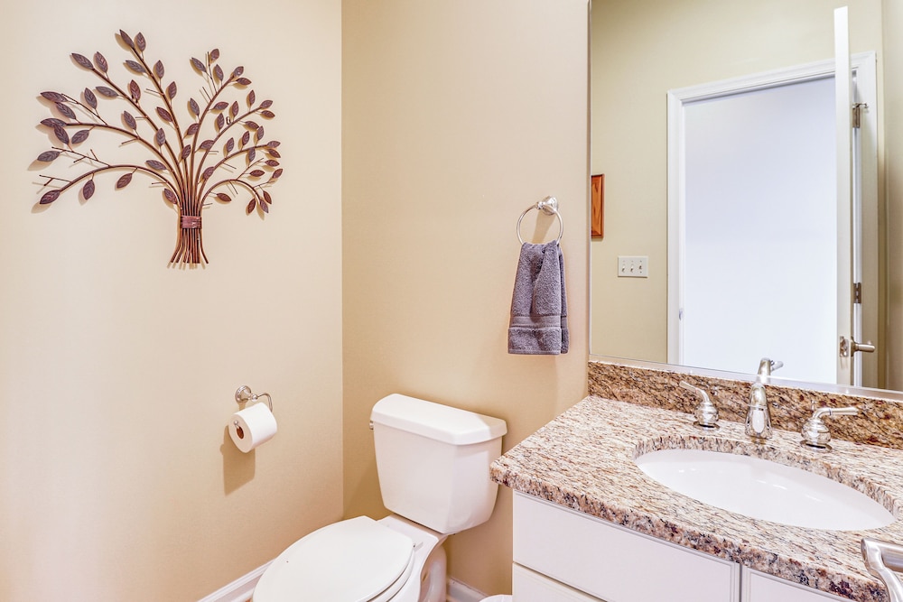 Boulder Lake Access: Townhome w/ Deck!