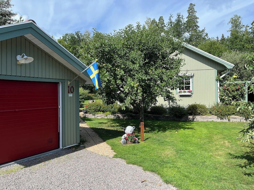 House with Hot Tub and Sauna 300 near the Lake