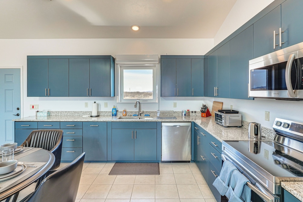 Stargazer's Delight: Mtn-view Pearce Home w/ Deck!