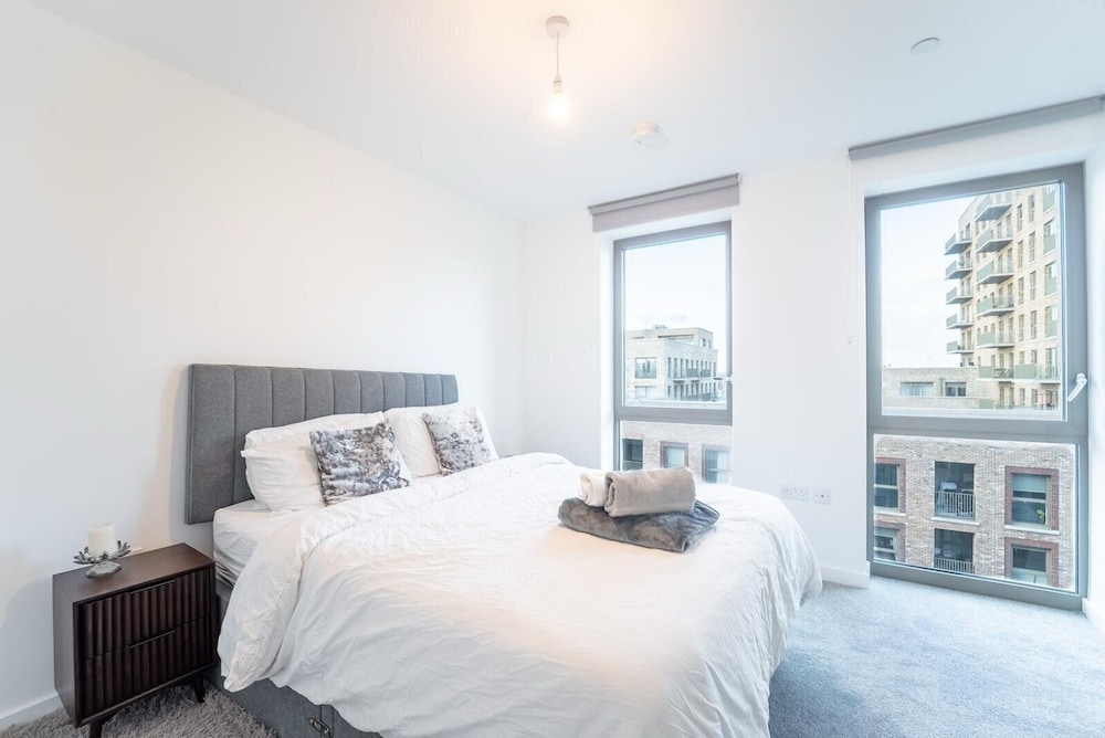 4 Guests - Close Airport - 25min Central London