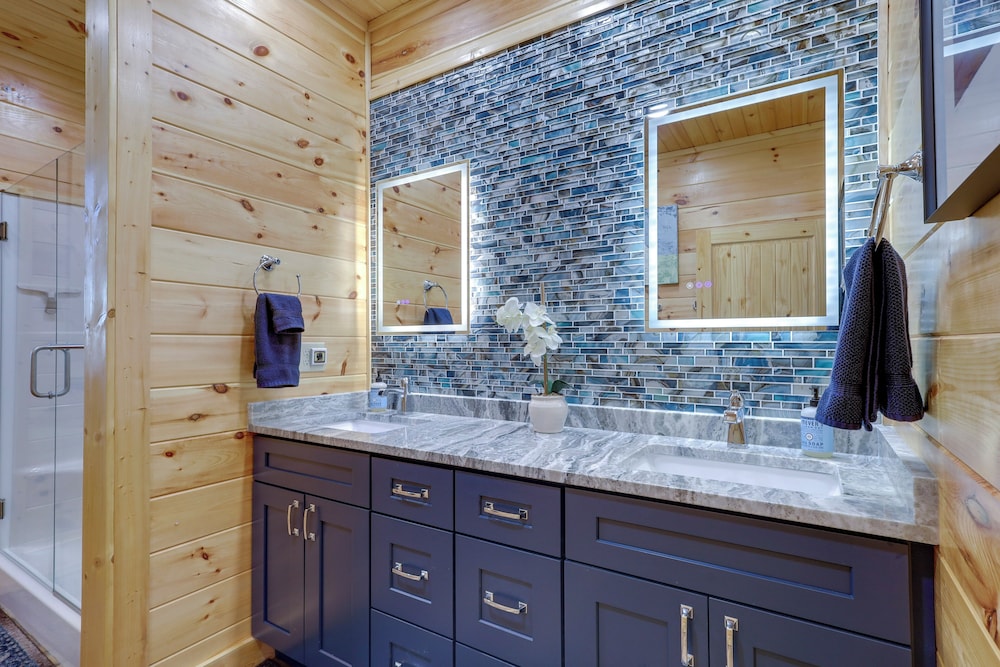 Majestic Mountain Views: Sevierville Escape!