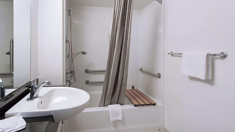 Super 6 Inn & Suites Baton Rouge