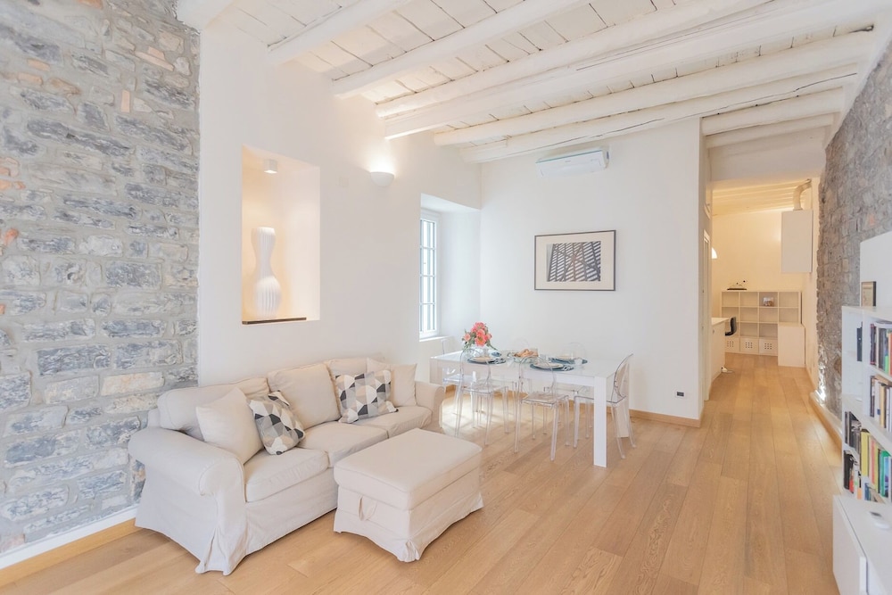 Wine Not Apartment in Como City Centre by Rent all Como