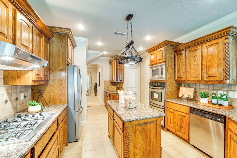 Spacious Texas Retreat w/ Community Pool