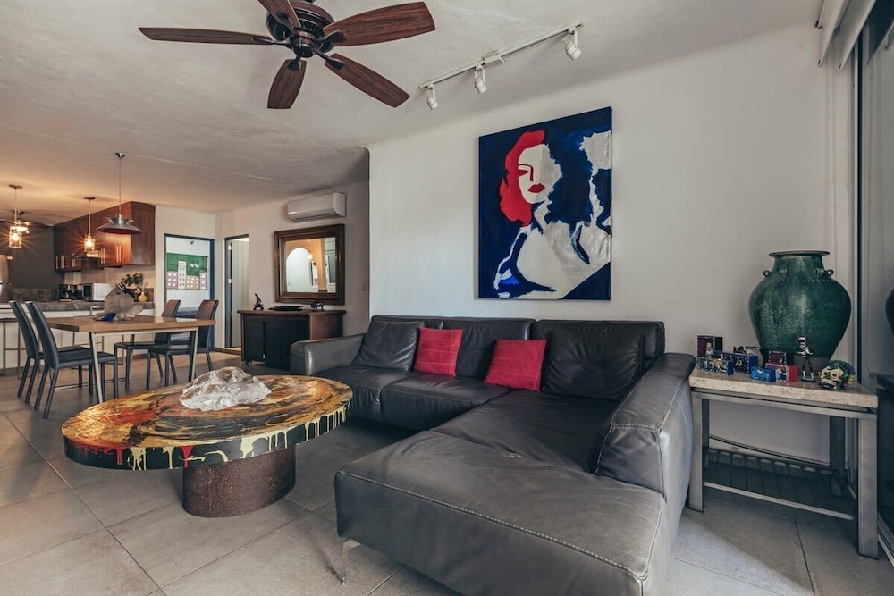 Cozy 2BR King Beds - Rooftop Pool - Fast Wifi
