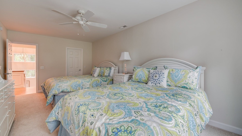 Beautiful Villa Marilyn 4 Bedroom Home by RedAwning