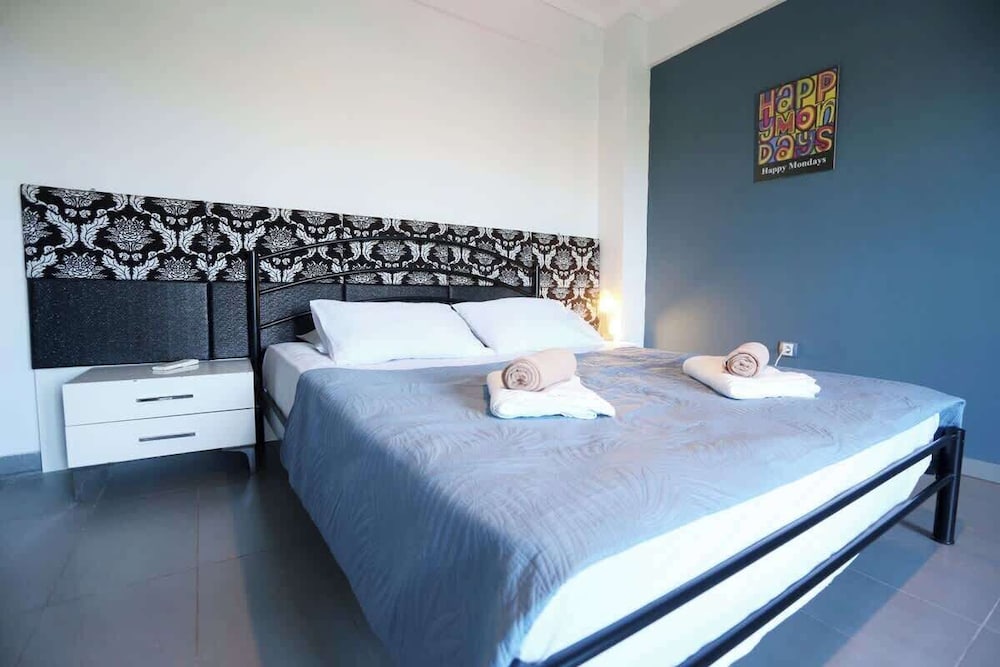 Villa Erytha - Serene Retreat With Views Garden