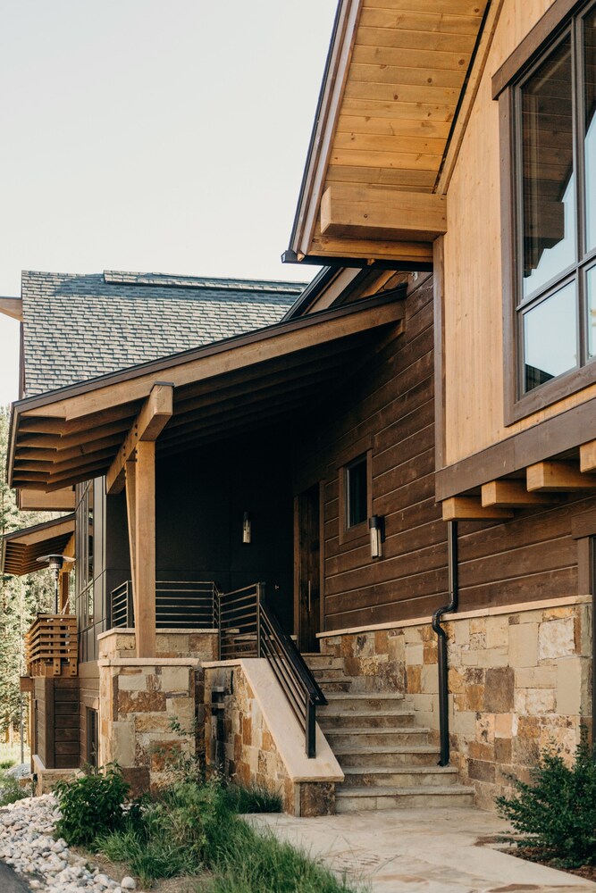 River's Edge 4 Bedroom Home by RedAwning