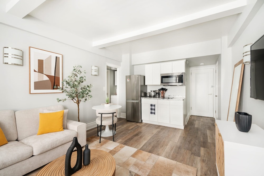73-608 New 1BR 1bth UWS Doorman Gym